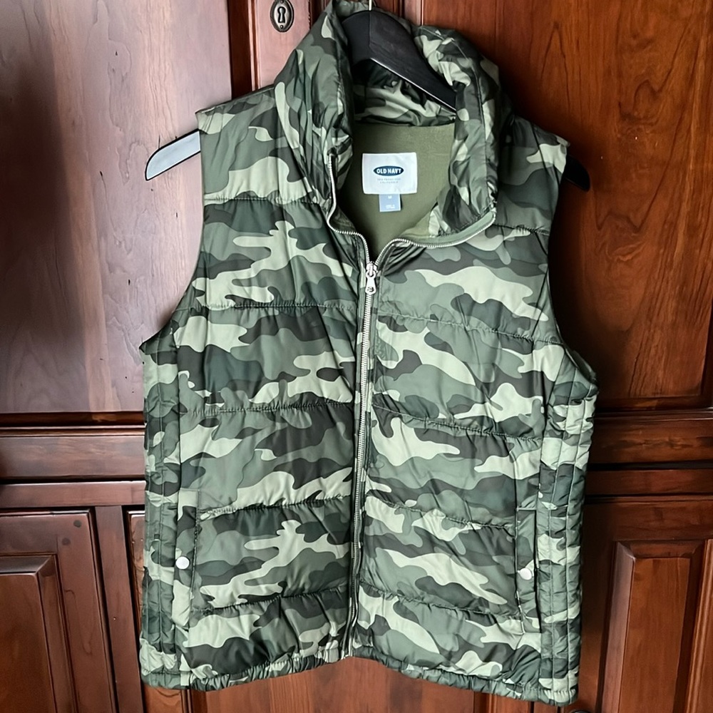 Old Navy camo camouflage puffer vest size Medium (M)